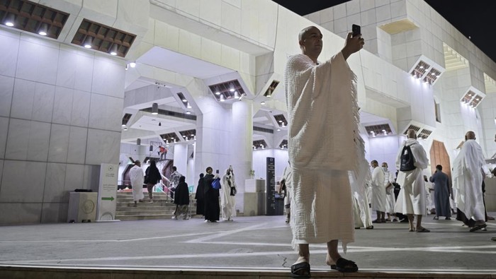 ILUSTRASI Jemaah umrah menunaikan salat sunah Ihram.