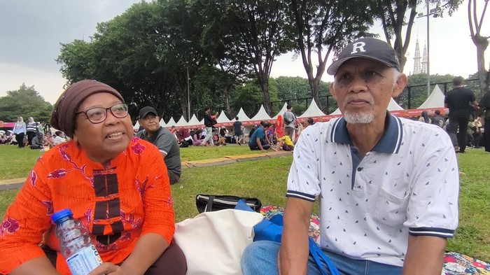 Rianto dan Endarsih, pasangan lansia dari Kota Depok senag bisa menghadiri HUT ke-498 Jakarta di Lapangan Banteng, Jakpus dengan ongkos Rp 1. (Fadil/detikcom)