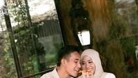 Ini adalah komen Rizky Ridho dan Shendy Aulia saat melangsungkan prewedding. Mereka berpose sambil menikmati pizza. Foto: Instagram @rizkyridhoramadhani