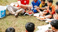 Ini adalah momennya saat melakukan kegiatan sosial bersama Baznas. Mereka membagikan makanan kepada anak-anak di Jurangmangu Timur. Foto: Instagram @rizkyridhoramadhani