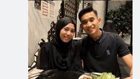 Ini potret Rizky Ridho dan Shendy Aulia saat makan di restoran. Dalam foto ini keduanya nampak menikmati barbeque. Foto: Instagram @rizkyridhoramadhani