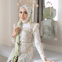 Dalam foto yang diunggah, Rizky Ridho mengenakan basofi dan peci serba putih yang dipadukan dengan Batik juga kalung melati. Sedangkan Sendy Aulia tampak memakai gaun kebaya putih dengan detail bebatuan emas juga kain Batik yang serasi dengan suaminya. Foto: Instagram @rizkyridhoramadhani