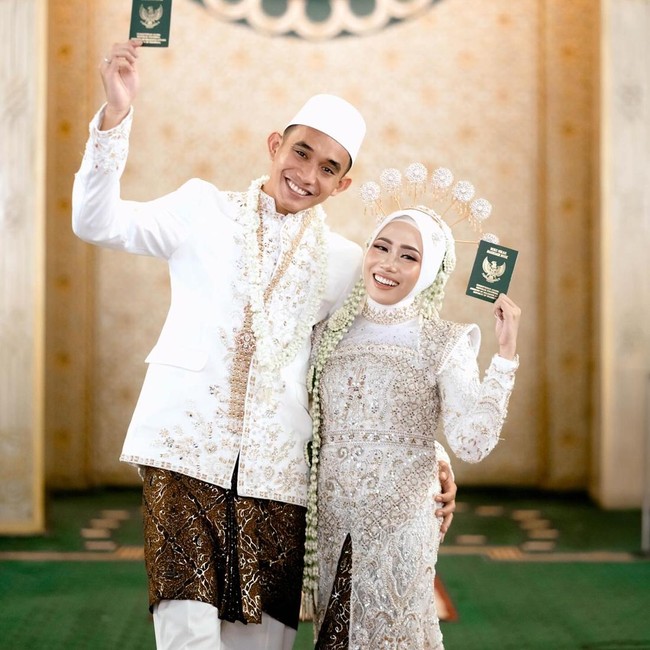 8 Potret Gaya Hijab Istri Rizky Ridho dari Akad Nikah Hingga Resepsi