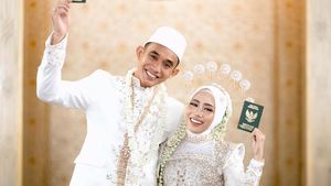 8 Potret Gaya Hijab Istri Rizky Ridho dari Akad Nikah Hingga Resepsi