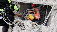 Menurut laporan, sebanyak 16 warga luka-luka dalam serangan tersebut, termasuk dua anak di Tel Aviv yang mendapatkan perawatan di rumah sakit Ichilov. Sirene darurat berbunyi saat rutin selama gelombang serangan berlangsung, memaksa warga bergegas ke tempat perlindungan. (REUTERS/Tomer Appelbaum)