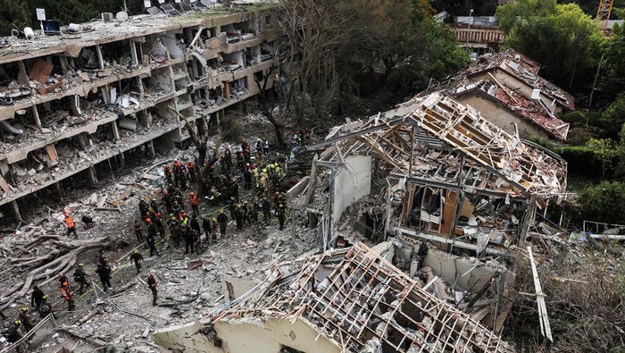 Rescuers and security personnel work at the impacted site after a missile attack from Iran, amid the Iran-Israel conflict in Tel Aviv, Israel June 22, 2025. REUTERS/Tomer Appelbaum ISRAEL OUT. NO COMMERCIAL OR EDITORIAL SALES IN ISRAEL.     TPX IMAGES OF THE DAY