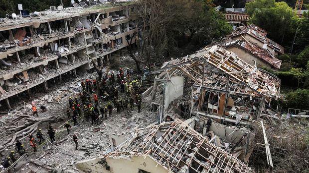 Rescuers and security personnel work at the impacted site after a missile attack from Iran, amid the Iran-Israel conflict in Tel Aviv, Israel June 22, 2025. REUTERS/Tomer Appelbaum ISRAEL OUT. NO COMMERCIAL OR EDITORIAL SALES IN ISRAEL.     TPX IMAGES OF THE DAY