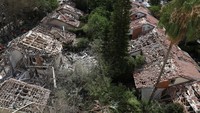 Dalam gelombang rudal balistik yang diluncurkan oleh Iran, lebih dari 20 rudal ditembakkan dan beberapa berhasil menembus pertahanan udara Israel—Iron Dome. Akibatnya, ledakan menghantam sejumlah kawasan permukiman di Tel Aviv dan kota sekitarnya. (REUTERS/Tomer Appelbaum)