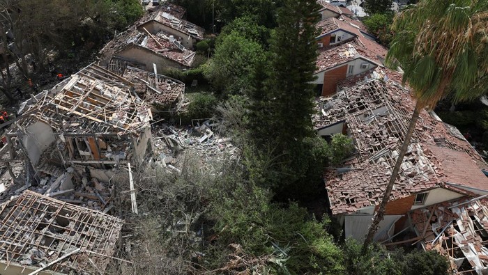 Rudal Iran Hantam Permukiman, Rumah Warga Israel Runtuh Rescuers and security personnel work at the impacted site after a missile attack from Iran, amid the Iran-Israel conflict in Tel Aviv, Israel June 22, 2025. REUTERS/Tomer Appelbaum ISRAEL OUT. NO COMMERCIAL OR EDITORIAL SALES IN ISRAEL. TPX IMAGES OF THE DAY
