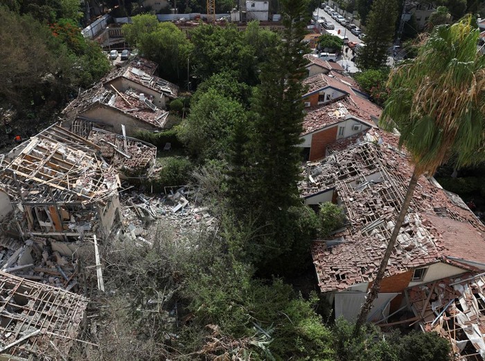 Rescuers and security personnel work at the impacted site after a missile attack from Iran, amid the Iran-Israel conflict in Tel Aviv, Israel June 22, 2025. REUTERS/Tomer Appelbaum ISRAEL OUT. NO COMMERCIAL OR EDITORIAL SALES IN ISRAEL.     TPX IMAGES OF THE DAY
