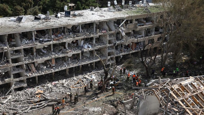 Rescuers and security personnel work at the impacted site after a missile attack from Iran, amid the Iran-Israel conflict in Tel Aviv, Israel June 22, 2025. REUTERS/Tomer Appelbaum ISRAEL OUT. NO COMMERCIAL OR EDITORIAL SALES IN ISRAEL.     TPX IMAGES OF THE DAY
