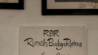 Sepeninggal Ratna pada 28 Maret 2011, keluarga dan sahabat saling mendukung untuk melestarikan warisan Ratna, baik secara fisik maupun spirit. Hal ini diwujudkan melalui berdirinya Rumah Budaya Ratna (RBR) di Jl. Diponegoro No 3, Kecamatan Klojen, Kota Malang, Jawa Timur. Foto: Novia Aisyah/detikcom