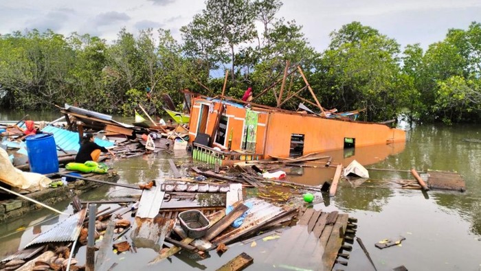 Rumah warga rusak diterjang angin puting beliung di Luwu.