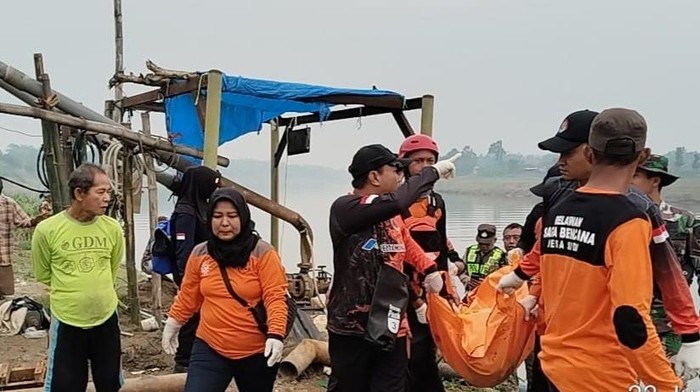 Evakuasi korban terakhir saudara kembar yang tenggelam di Bengawan Solo, Bojonegoro