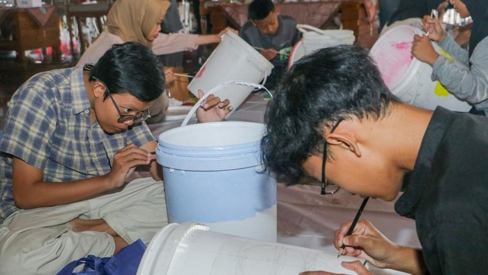 Sejumlah peserta mengikuti lomba lukis tong sampah dalam rangkaian Grebeg Suro 2025 di Pendopo Agung Ponorogo.