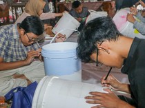 Ekspresi Cinta Lingkungan Anak Ponorogo Lukis Tong Sampah di Grebeg Suro