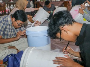 Ekspresi Cinta Lingkungan Anak Ponorogo Lukis Tong Sampah di Grebeg Suro