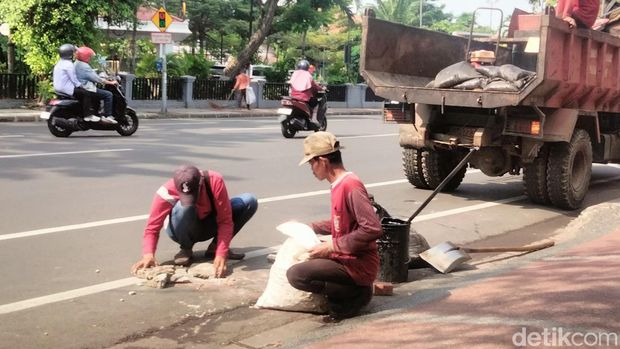 Seorang pejalan kaki mengalami luka lecet usai kakinya masuk ke lubang drainase di Jalan Gubernur Suryo Surabaya saat hendak menyeberang jalan.