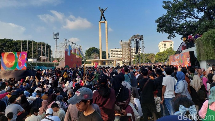 Situasi terkini Lapangan Banteng, Jakarta Pusat menjelang pesta puncak perayaan HUT DKI Jakarta ke-498 pada Minggu (22/6/2025).