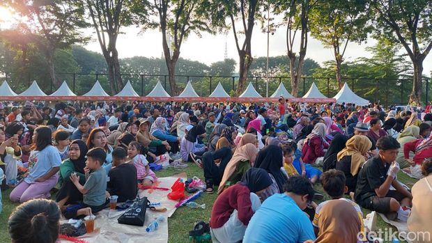 Situasi terkini Lapangan Banteng, Jakarta Pusat menjelang pesta puncak perayaan HUT DKI Jakarta ke-498 pada Minggu (22/6/2025).