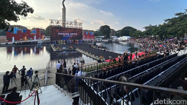 Situasi terkini Lapangan Banteng, Jakarta Pusat menjelang pesta puncak perayaan HUT DKI Jakarta ke-498 pada Minggu (22/6/2025).