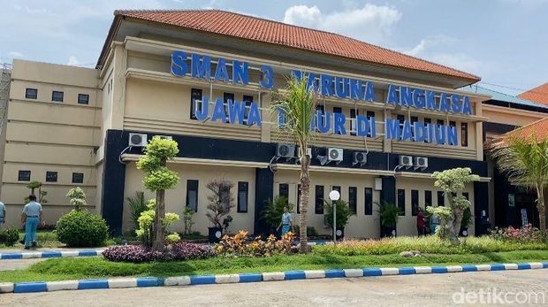 SMAN 3 Taruna Angkasa Madiun.