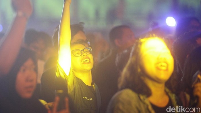 Malam di Istora Senayan, Jakarta, berubah jadi pesta reggae penuh warna saat Souljah beraksi di Gak Bakal Rugi Stage dalam gelaran Allo Bank Festival 2025, Sabtu (21/6). Band reggae legendaris asal Indonesia itu tampil dalam kolaborasi spesial bertajuk Reggaelution bersama Ojan Sisitipsi, dan sukses membius penonton dengan irama santai nan enerjik.