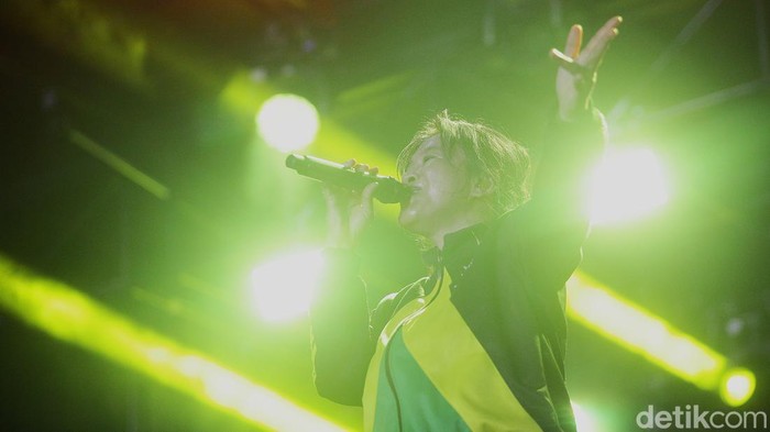 Malam di Istora Senayan, Jakarta, berubah jadi pesta reggae penuh warna saat Souljah beraksi di Gak Bakal Rugi Stage dalam gelaran Allo Bank Festival 2025, Sabtu (21/6). Band reggae legendaris asal Indonesia itu tampil dalam kolaborasi spesial bertajuk Reggaelution bersama Ojan Sisitipsi, dan sukses membius penonton dengan irama santai nan enerjik.