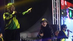 Souljah Bius Penonton dengan Irama Reggae di Allo Bank Festival 2025