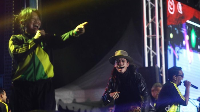 Malam di Istora Senayan, Jakarta, berubah jadi pesta reggae penuh warna saat Souljah beraksi di Gak Bakal Rugi Stage dalam gelaran Allo Bank Festival 2025, Sabtu (21/6). Band reggae legendaris asal Indonesia itu tampil dalam kolaborasi spesial bertajuk Reggaelution bersama Ojan Sisitipsi, dan sukses membius penonton dengan irama santai nan enerjik.