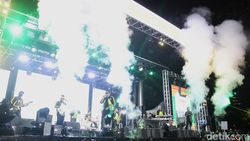 Souljah Bius Penonton dengan Irama Reggae di Allo Bank Festival 2025