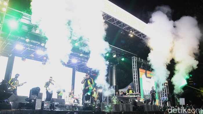 Malam di Istora Senayan, Jakarta, berubah jadi pesta reggae penuh warna saat Souljah beraksi di Gak Bakal Rugi Stage dalam gelaran Allo Bank Festival 2025, Sabtu (21/6). Band reggae legendaris asal Indonesia itu tampil dalam kolaborasi spesial bertajuk Reggaelution bersama Ojan Sisitipsi, dan sukses membius penonton dengan irama santai nan enerjik.