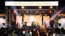 Souljah Bius Penonton dengan Irama Reggae di Allo Bank Festival 2025