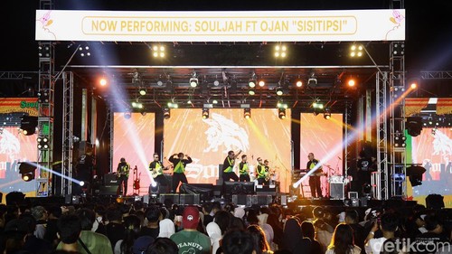 Malam di Istora Senayan, Jakarta, berubah jadi pesta reggae penuh warna saat Souljah beraksi di Gak Bakal Rugi Stage dalam gelaran Allo Bank Festival 2025, Sabtu (21/6). Band reggae legendaris asal Indonesia itu tampil dalam kolaborasi spesial bertajuk Reggaelution bersama Ojan Sisitipsi, dan sukses membius penonton dengan irama santai nan enerjik.