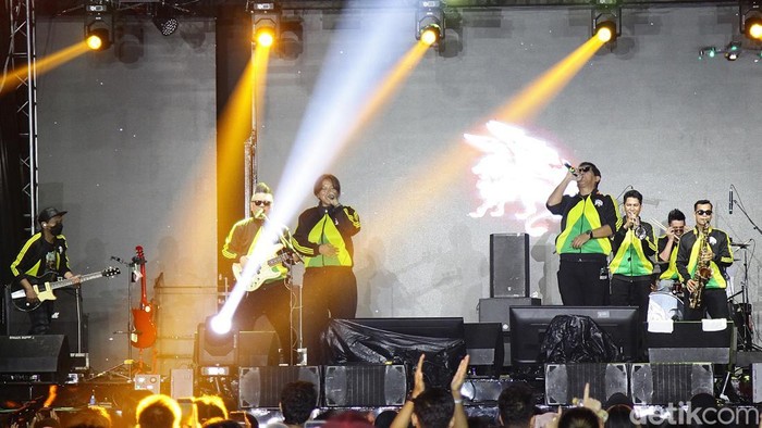 Malam di Istora Senayan, Jakarta, berubah jadi pesta reggae penuh warna saat Souljah beraksi di Gak Bakal Rugi Stage dalam gelaran Allo Bank Festival 2025, Sabtu (21/6). Band reggae legendaris asal Indonesia itu tampil dalam kolaborasi spesial bertajuk Reggaelution bersama Ojan Sisitipsi, dan sukses membius penonton dengan irama santai nan enerjik.