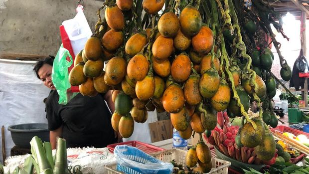 Suasana Pasar PU Palangka Raya, orang-orang menuruni anak tangga saat masuk kedalam pasar. Foto: Ayuningtias Puji Lestari.