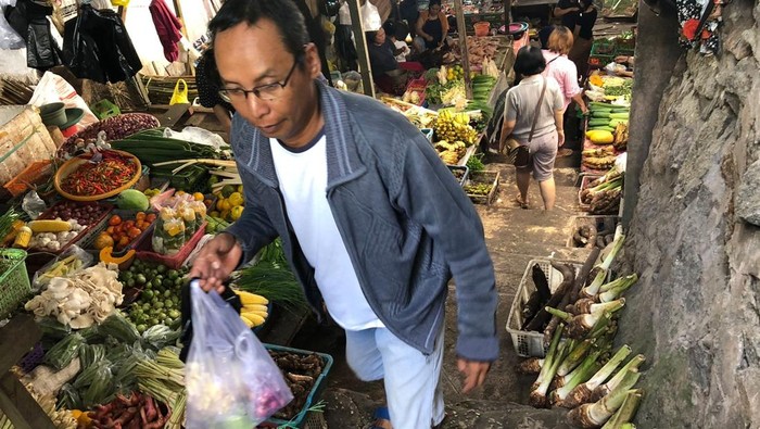 Suasana Pasar PU Palangka Raya, orang-orang menuruni anak tangga saat masuk kedalam pasar. Foto: Ayuningtias Puji Lestari.