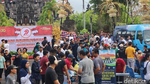 Suasana stan medis, SIM dan Samsat keliling, serta stan penerbitan SKCK saat HUT Bhayangkara di Lapangan Puputan Renon, Minggu (22/6/2025). (Aryo Mahendro/detikBali).