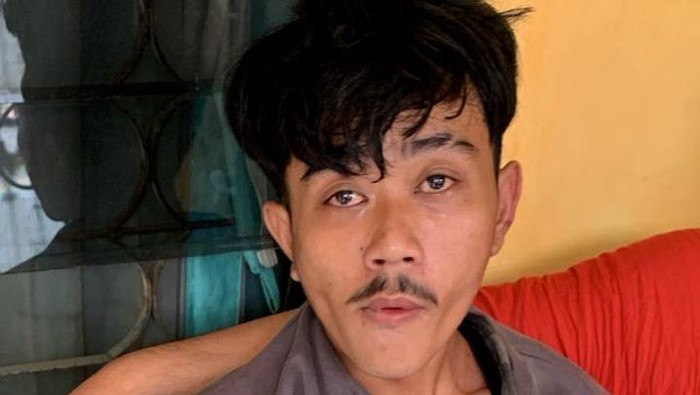 Viral di media sosial seorang anak laki-laki menganiaya ibunya di Bekasi. Lokasinya di Perumahan Irigasi, Kelurahan Bekasi Jaya, Kecamatan Bekasi Timur, Kota Bekasi.