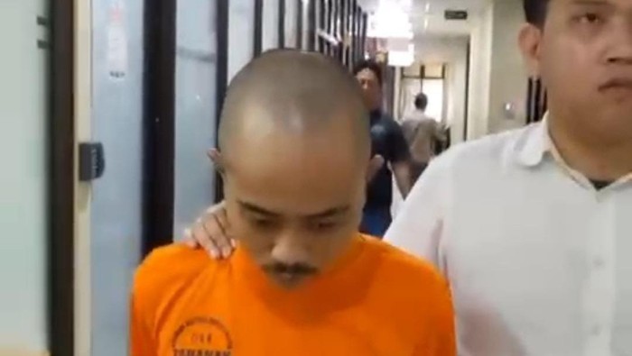 Tampang Moch Ihsan (22) pemuda di Bekasi Timur yang menganiaya ibunya sendiri hingga tersungkur. (dok.Istimewa)
