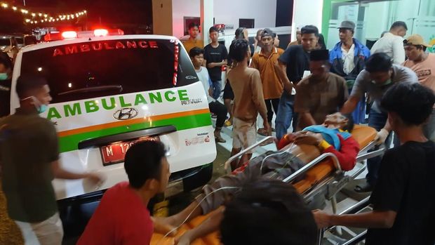 Korban tertimpa tembok lapangan karapan sapi di Sumenep roboh dievakuasi ke RSUD Moh Anwar