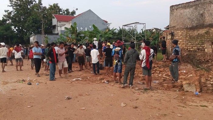 Penampakan pagar tembok Lapangan Giling Sumenep yang roboh dan timpa 4 pennonton saat lomba karapan sapi