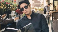 Ini momen Rassya ketika di sebuah kafe semi outdoor dengan hiasan bunga cantik. Ia bersantai di kafe itu sambil membaca buku yang seru. Foto: Instagram @teukurassya