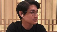 Ini momen Rassya berada di restoran Jepang. Di hadapannya ada sepiring dessert berisikan mochi es krim yang manis legit. Foto: Instagram @teukurassya