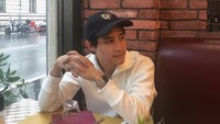 Potret Rassya di sebuah restoran juga tampak keren. Ia berada di restoran luar negeri dengan gaya klasik. Foto: Instagram @teukurassya
