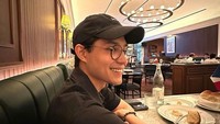Rassya begitu aktor ini kerap dipanggil juga menunjukkan momennya di restoran lain. Ia memamerkan senyum manisnya ketika menunggu makanan. Foto: Instagram @teukurassya