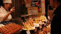 Belum lama ini, Rassya mengunggah momen liburan ketika di Jepang. Ia menikmati aneka sate di gerai jajanan kaki lima. Foto: Instagram @teukurassya
