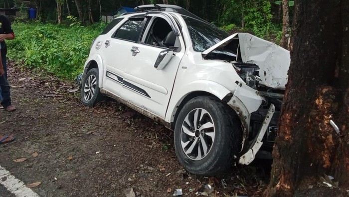 Tiga orang tewas akibat mobil milik Kades Mekarsari menabrak pohon di Jalan raya Sindangbarang-Agrabinta