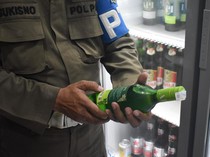 Toko Kelontong di Surabaya Ini Bandel Jual Mihol padahal Pernah Disegel