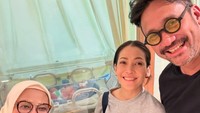 Woohooo punya cucu kita alhamdulillah. Ada mirip dikitlah ama kakeknya, tulis Tora Sudiro dalam Instagram pribadinya, dilihat Minggu (22/6/2025).  Foto: dok. Instagram Tora Sudiro